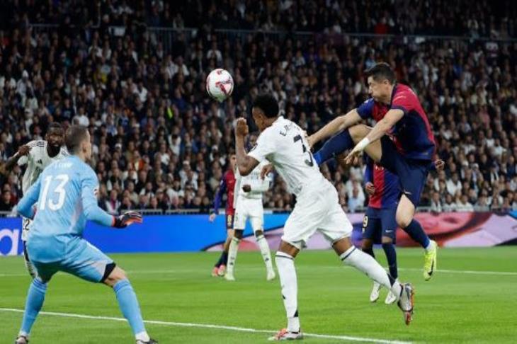 هدفان في دقيقتين.. ليفاندوفسكي يتقدم لبرشلونة أمام ريال مدريد بالكلاسيكو (فيديو)